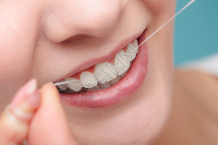 口腔卫生和保健微笑的妇女使用牙齿线白健康齿图片
