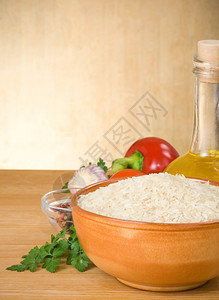 大米和有木材背景香料的食品蔬菜图片