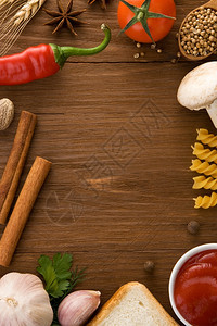 木制桌上的食品成分和香料图片