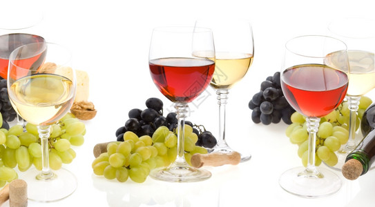 白底绝缘的玻璃和水果中葡萄酒高清图片