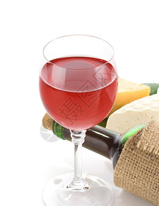 玻璃红葡萄酒和奶酪白色背景上隔绝的反射图片