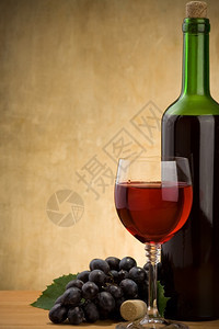 玻璃中的红酒和木本底瓶图片