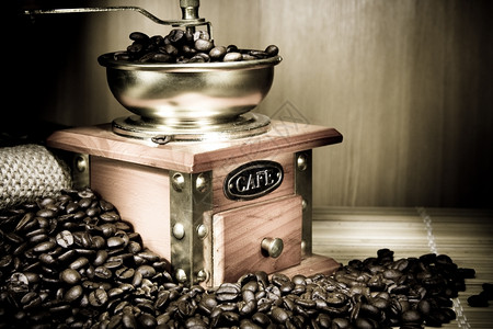 咖啡研磨机豆子和罐图片