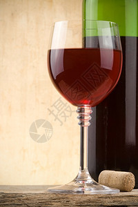红葡萄酒和木本底瓶图片