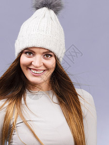穿着热内衣的女子羊毛帽穿着冬季羊毛帽和灰色运动内裤的有吸引力妇女在紫罗兰拍摄的滑雪训练室拍摄的热线内衣和灰色运动图片