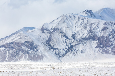 雨夹雪冰岛冬季风雪山背景