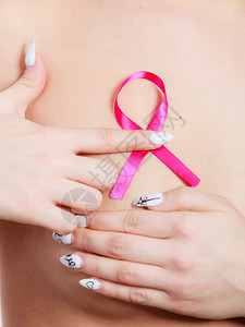 保健医疗概念妇女用粉色乳腺癌认识丝带女检查乳房以腺图片