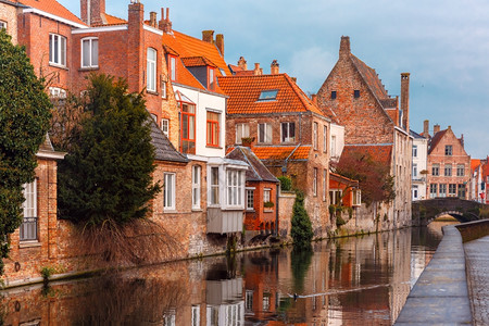 布鲁日运河的景象城市和美丽的中世纪房屋及其反射比利时图片