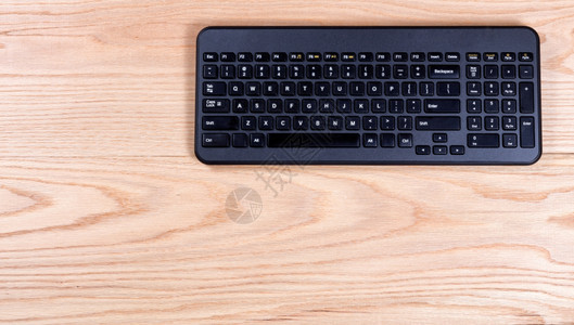 由现代无线计算机键盘组成的清洁办公桌覆盖视图图片