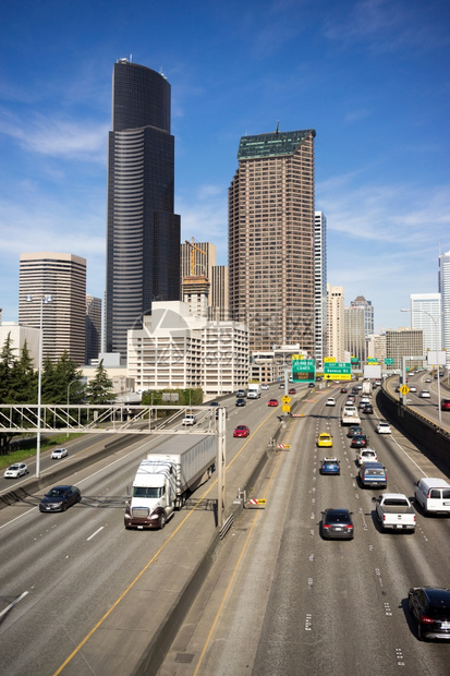 华盛顿西雅图市中心高速公路上阳光晴朗的温暖天气图片