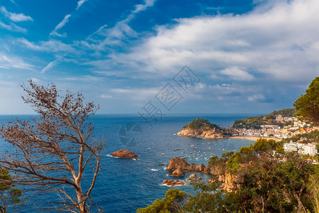 落日海边夏季上午BadiadeTossa海湾空中景象西班牙加泰罗尼亚科斯塔布拉瓦托萨德马尔背景