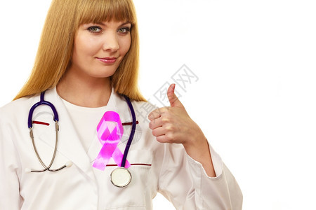 有听诊器的女医生和胸前做拇指手势的粉色丝带辅助符号的女医生图片