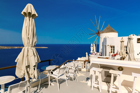 希腊圣托里尼岛Oia风车餐厅和白房子的图片图片