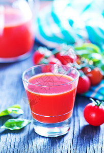 桌上的番茄汁图片