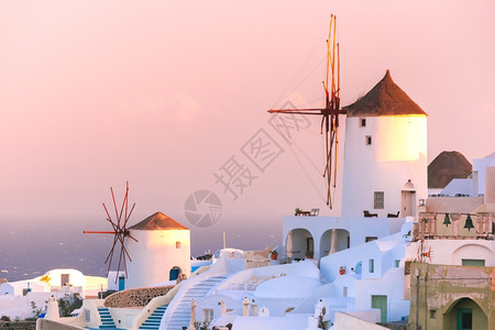 希腊圣托里尼岛的奥亚老城或伊白房子和清晨风车图片
