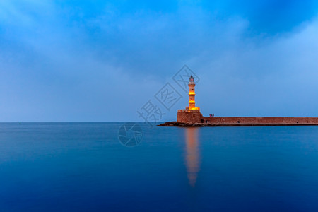 希腊克里特市Chania旧港口Chania的灯塔在清亮蓝色时段的图片视图片