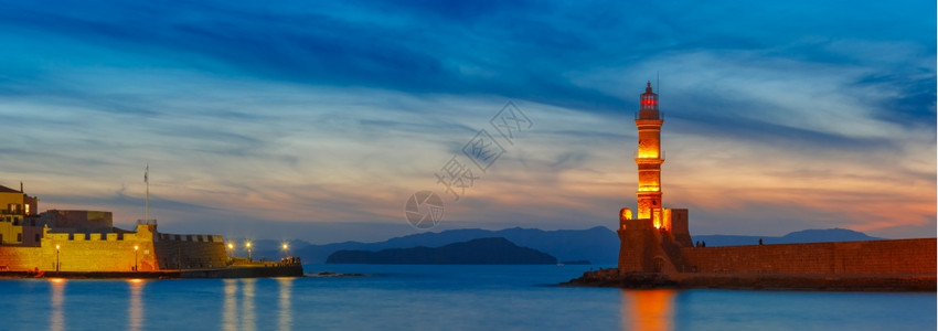 日落时在希腊克里特的Chania旧港口Chania港的全景网水边和灯塔希腊克里特图片