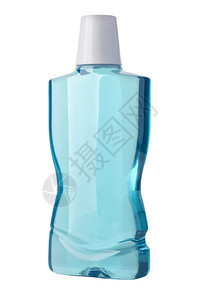 在湿反射表面的白色和有剪切路径的白色上装有瓶蓝色液体图片