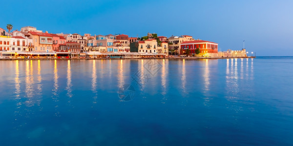 希腊克里特CreteChania的旧港口和威尼斯码头在清晨蓝色时段的景象全图片