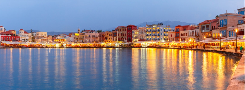 希腊克里特CreteChania的旧港口和威尼斯码头在清晨蓝色时段的景象全图片