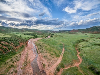 科罗拉多山区牧场红山开放空间靠近柯林斯堡夏初风景流沙溪图片