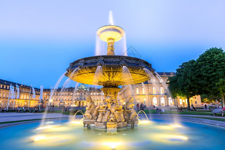 黄昏时德国斯图加特市中心的新宫殿图片
