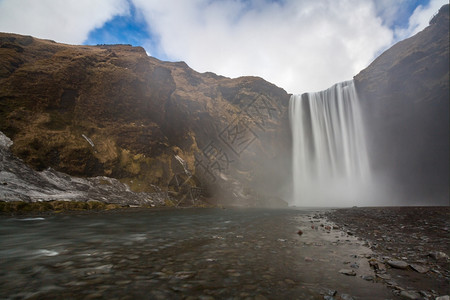 冰岛南部的skogafos瀑布图片