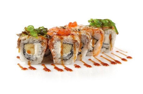 寿司卷香蕉鲑鱼海藻红子酱在白色上图片