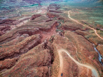 犹他州穆阿布附近的一条小溪和峡谷国公路的空中航向图片