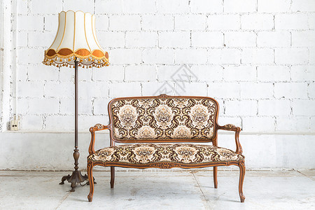 古典风格的棕色沙发用桌灯在古旧房间图片