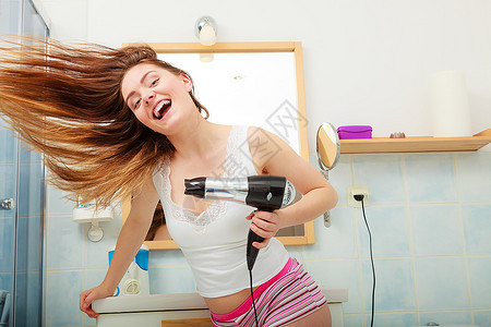 头发理美丽的长头美女在洗手间擦头发图片