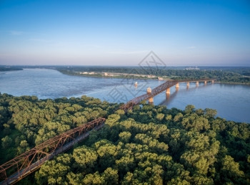 圣路易斯附近密西比河上空的旧岩礁桥链伊利诺海岸的空中观察图片