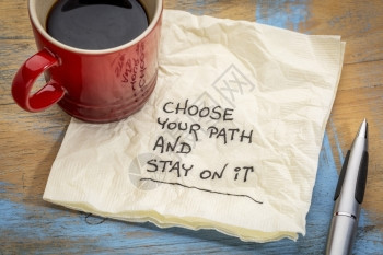 选择你的道路并坚持下去动机笔迹在餐巾纸上加一杯咖啡图片