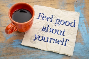 对自己的积极建议感觉很好手写在餐巾纸上一杯咖啡图片
