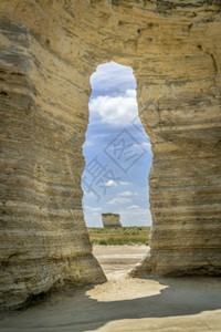 西堪萨斯州戈夫县自然地标纪念碑岩石自然地标上的粉笔构造中一个关键洞图片