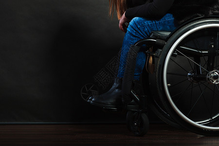 残疾人的腿病残瘫痪健康概念残疾人的腿轮椅上女被挤压图片