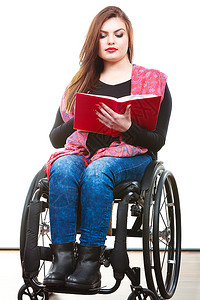 在轮椅上学习和阅读概念残疾和在轮椅上的年轻残疾妇女阅读书籍图片