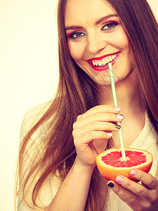 女拥有水果汁的葡萄女有吸引力的长发女孩眼神化妆着从水果中提取汁的葡萄健康饮食品暑假概念图片