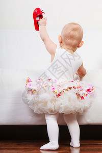 穿红鞋的小女孩走路教训可爱的小女孩想踏步穿着公主礼服红小鞋的图片