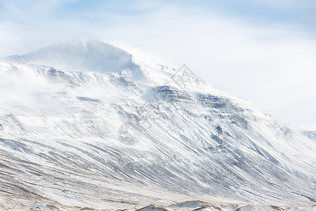 雨夹雪冰岛冬季风雪山背景