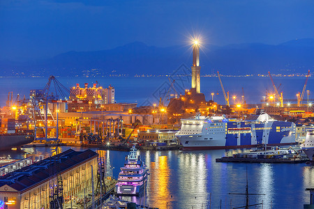意大利夜间在地中海热那亚港的Lanterna旧灯塔集装箱和客运码头图片