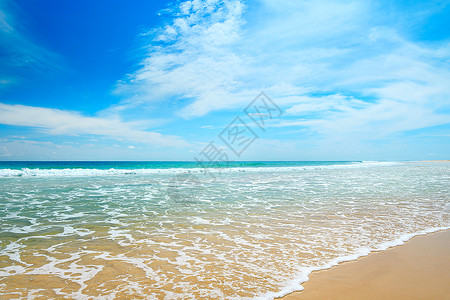海洋波浪和蓝天空图片
