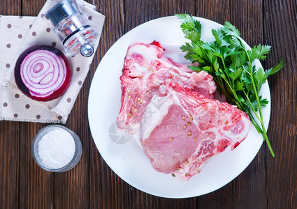 牛肉萝卜白色餐盘里的生肉排和香菜背景