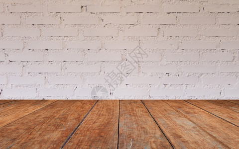 在咖啡厅装饰砖墙的木桌顶壁图片