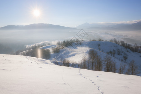 冬季山脉积雪图片