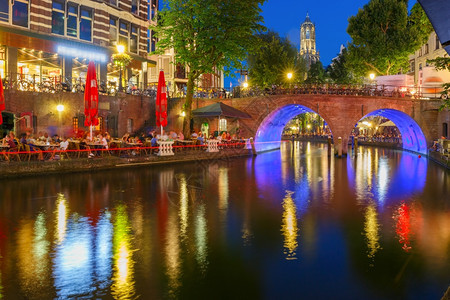荷兰乌得勒支DomTower和CanalOudegracht在蓝色时段的夜彩照明图片