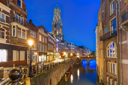 荷兰乌得勒支DomTowerBridgeandChalalOudegracht在蓝色时段夜幕多彩照明图片
