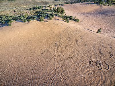 北沙丘上的脚印和车辆足迹仅位于科罗拉多州可合法乘坐沙丘空中观察图片