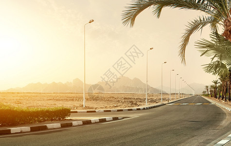 埃及沙漠中的埃及姆伊赫公路图片