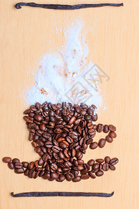 卡布奇诺时间烤咖啡豆以杯形式放置木质面底有白霜香草豆图片